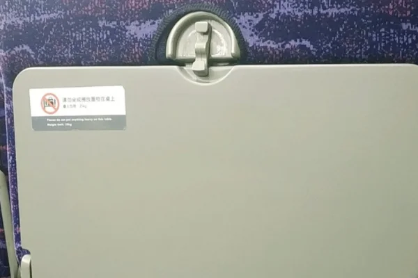 高铁上二等座是不是每个人座位面前都有一张小桌子（高铁二等座有桌子吗）2