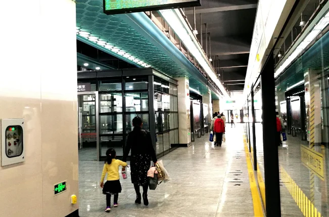 腾讯新闻里一条新闻是上海地铁一个老外晕倒10秒内所有人都跑光了(上海地铁乘客翻越监控)2