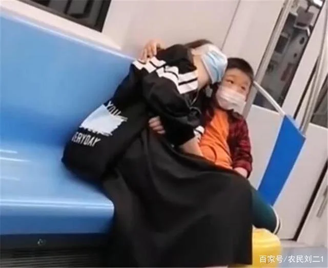 地铁遇到的男孩子怎么办（地铁站男童推人）2