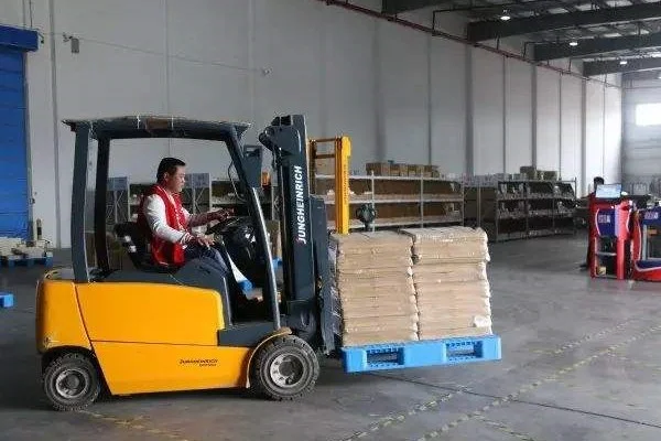 铁路上开叉车多少钱一个月（铁路叉车）