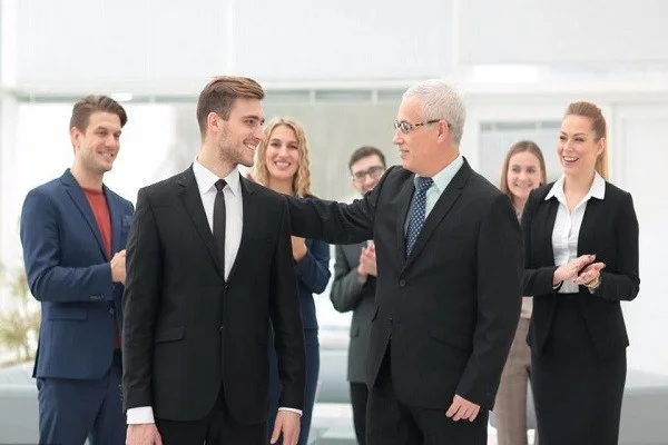跪求南京地铁里播放的江苏动视有个介绍汽车节目的美女主持求她的资料啊有微博更好（南京小伙醉倒地铁站微博评论）2