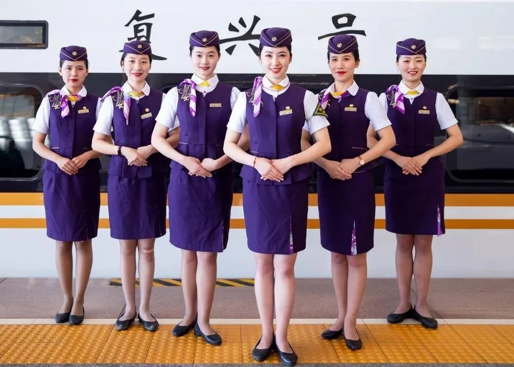 高铁服务员有那些要求（高铁客运服务人员）2