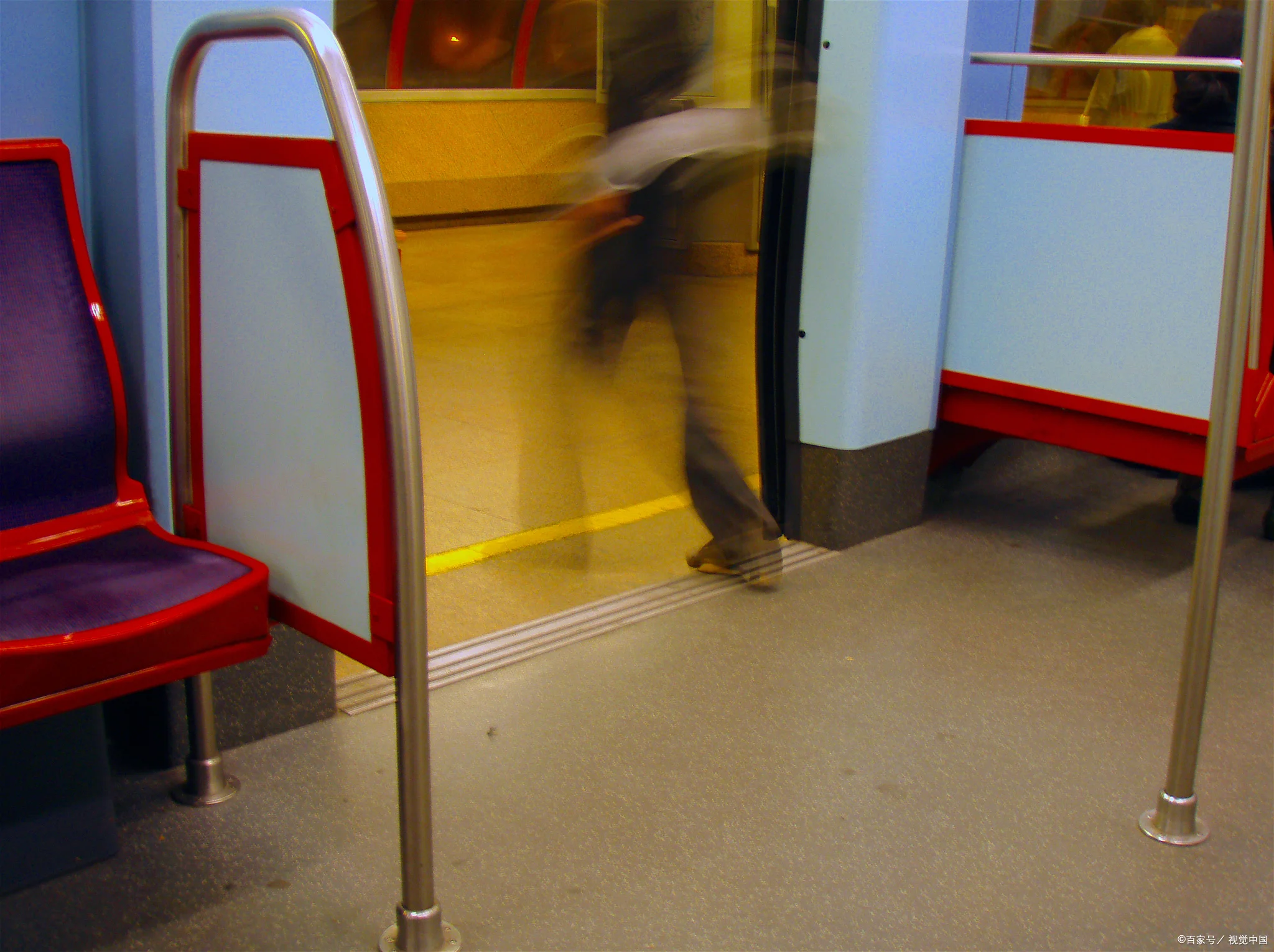 大家支持地铁弄女性车厢还有女性专用公交车吗（女性专用地铁时间静止）