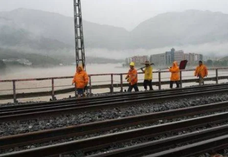 铁路桥上铁路中间的钢轨起啥作用(抢修铁路桥)2