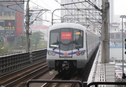 急问！上海火车站到虹桥动车站究竟是地铁1号线转2号线还是4或3号线转2号线（14号线转2号线地铁站）3