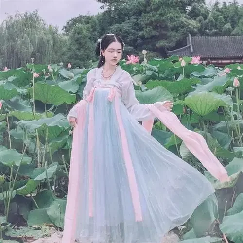 “地铁”偶遇汉服小姐姐微微一笑走红你怎么看(北京地铁上能看到穿汉服的么)7