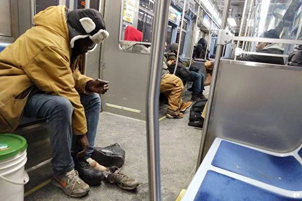 上海地铁内两女子互殴发生矛盾的主要原因是什么（上海地铁一女子强行）3