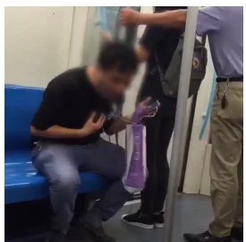 男子地铁随地吐痰 他上海有几套房子（上海地铁站一男子吐痰）4