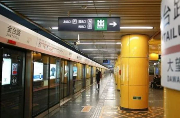 北京地铁单程票是不是只要票价一样哪个站都能出去(北京地铁售票员多少我4元钱)