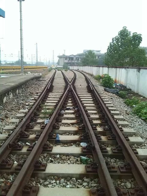 火车如何在铁路上实现变轨（铁路的变轨）