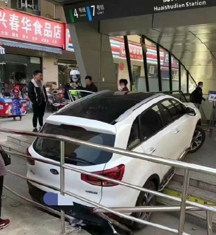 成都地铁为何新增“不要看手机”提醒（成都地铁安全事故）5