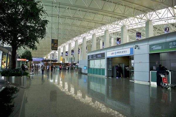 从广州白云机场的机场北地铁口出来后走到南航办理登记牌的地方要多久（广州机场地铁口到安检）1