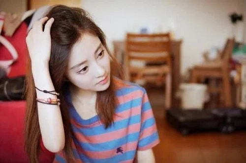 冯提莫停播超过两个月频频出席商演或综艺她这是要进军娱乐界吗（北京地铁大屏幕冯提莫）5