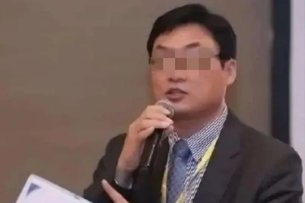 鲍毓明性侵不成立那他恋童是实锤吗养女究竟成没成年（南京地铁站恋童）