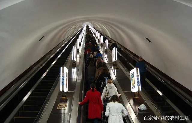 基辅最深地铁站是哪一站（基辅什么广场地铁站的深度）3