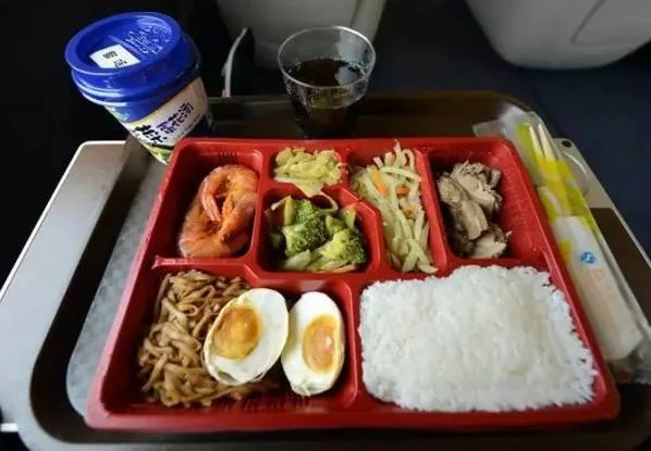 高铁可以在座位上吃饭吗还是说必须饭餐厅吃（高铁上可以吃饭吗）4
