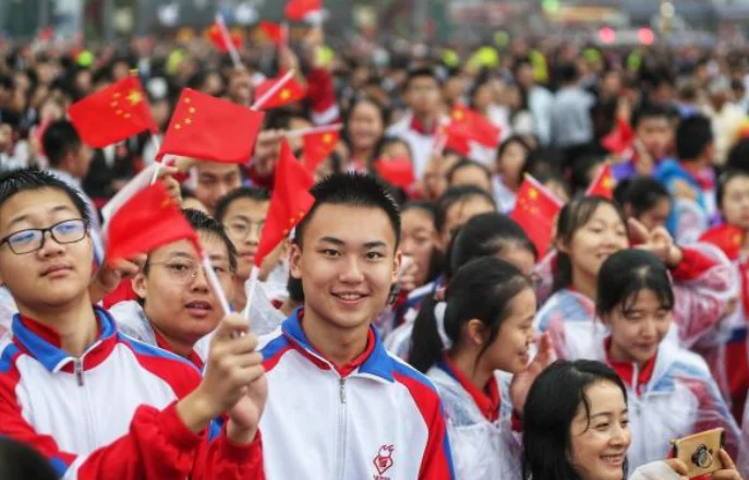请问成都天府广场2019年元旦升国旗是早上几点钟(天府广场升旗地铁)2