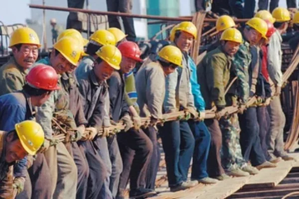 南京市民王女士因在地铁上吃了一块糖被罚款20元一事件写一篇时评文 作文800字左右（南京地铁上农民工坐地上事件时评）