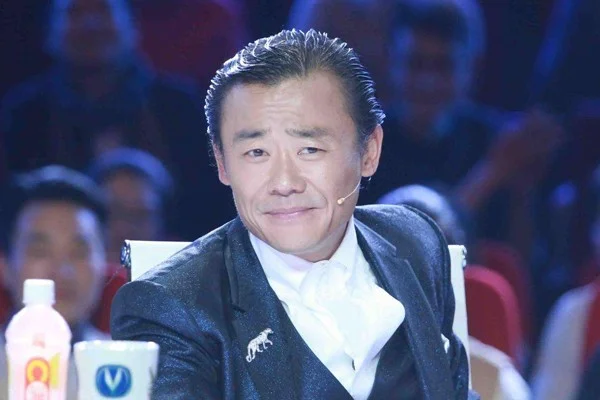 上海地铁为什么空调开这么低不少人还要在里面穿外套（上海地铁太冷了）