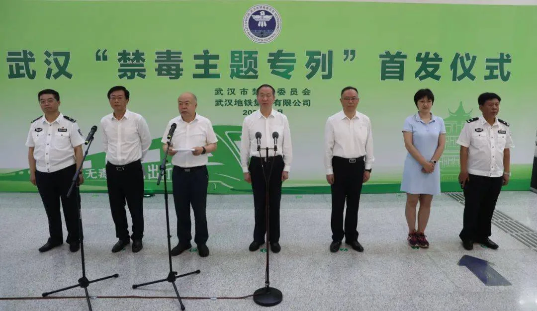 武汉地铁列车上为何有残疾人乞讨（武汉地铁列车的样子）