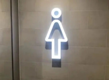 如果在公共场合比如地铁上女性被一个男性揩油女性可以通过什么法律来维护自身权益要具体的那本法（天津地铁女厕）2