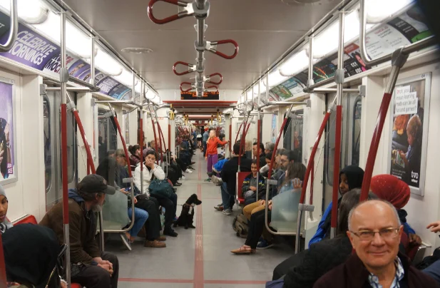 上海地铁两名年轻女子突然劈下“一字马”如何处罚的（上海地铁上随地仍垃圾的年轻女子）2