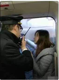 女子高铁扒门视频为何会迅速走红网络（铁路扒门事件）3