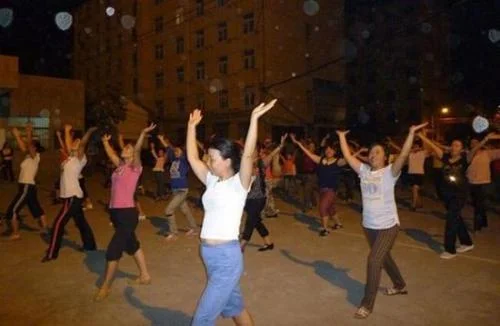 南京地铁4号线车厢内一女子行为不雅到底怎么回事（南京地铁一女子和大妈对骂）2