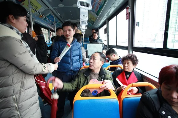 大家对南京一老人拒让座自带板凳坐地铁的行为有什么看法(南京大爷地铁让座)5