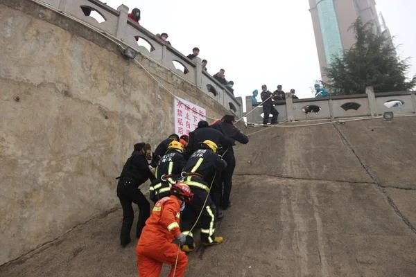 关于杭州地铁10个男生当众脱裤 大伯大妈一脸懵怎么回事（杭州一男子地铁）5