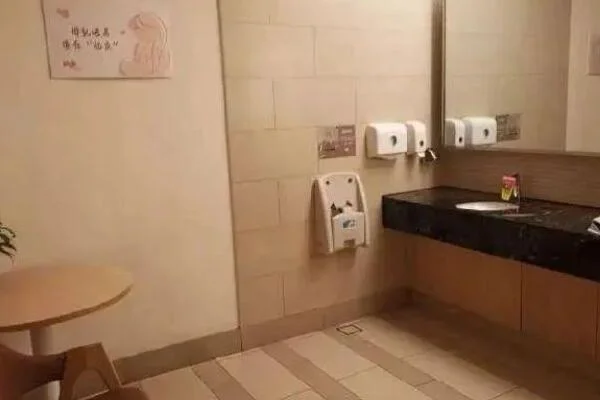 女孩地铁上补妆被男子辱骂殴打警方是怎么处置该男子的（杭州一女子在地铁上补妆）