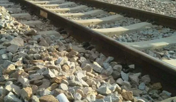 为什么铁路下面铺石头（铁路搬石头）