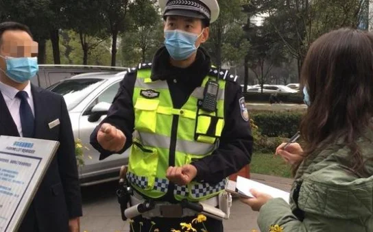 成都地铁二号线工程即将竣工通车后与地铁一号线呈“十”字交叉城市交通通行和转换能力将成倍增长．该（成都地铁通行）2