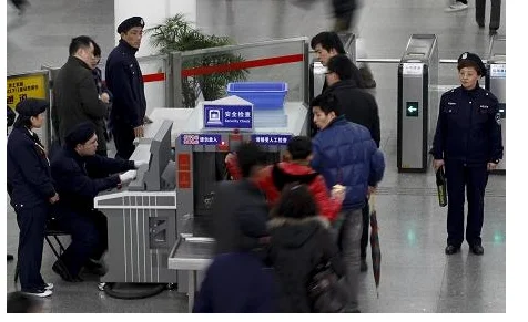 上海地铁安检员和站务员都一样吗（上海地铁安检和乘客互殴）3