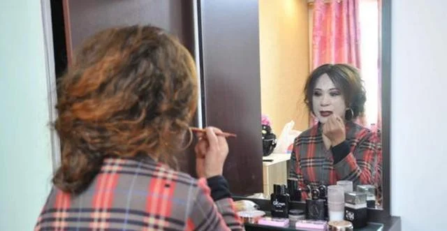 三个男人男扮女装在地铁里跳钢管舞真是什么人都有（深圳地铁三人男扮女装）