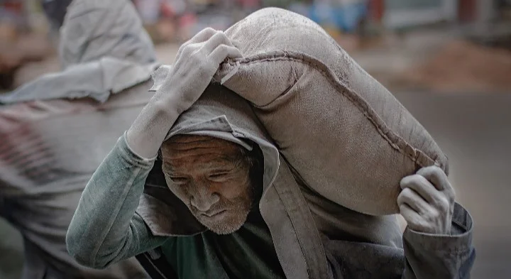南京市民王女士因在地铁上吃了一块糖被罚款20元一事件写一篇时评文 作文800字左右（南京地铁上农民工坐地上事件时评）2