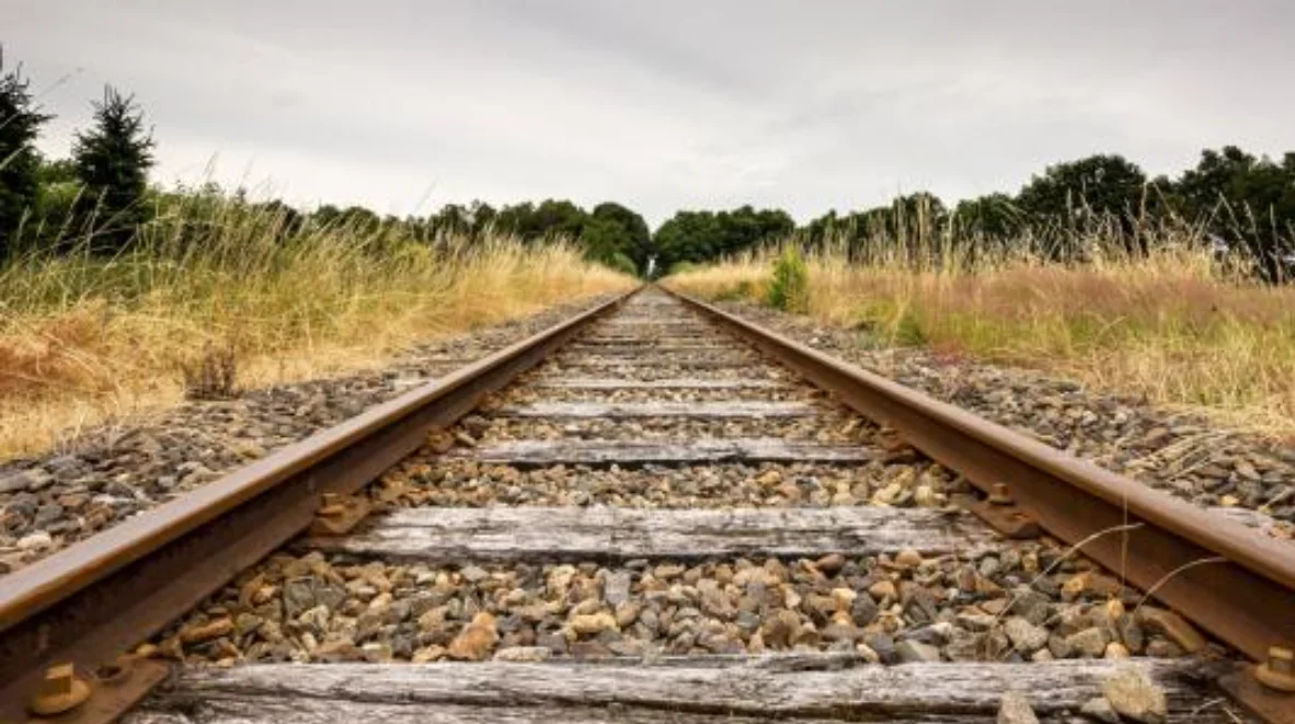 铁路旁边为什么要放很多的石头呢（铁路用石场）1