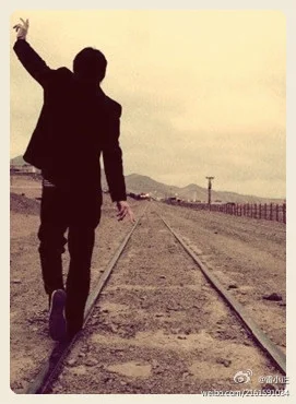 找一部电影 有一个情节是一个男的站在地铁铁轨上 然后列车来的时候扭头就跑(男头在地铁站)
