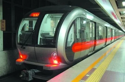 两女子在上海地铁未戴口罩劈叉警方是如何行政警告的（地铁站劈叉被警告）4