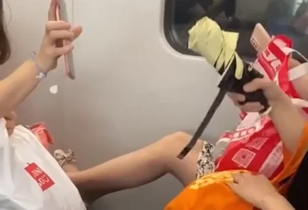 上海地铁两名女子秀一字马这种博眼球的行为你怎么看（上海地铁女子脱鞋抠牙）2