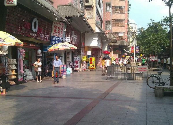 龙洞地铁站到龙洞步行街要从哪个地方出去（龙洞地铁哪个出口靠近龙洞步行街）