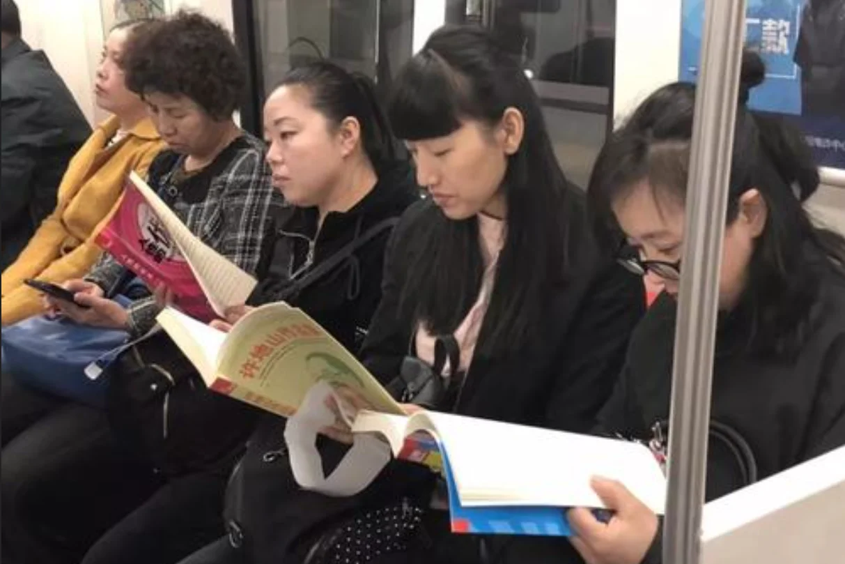 “你有教养的样子真美”地铁偷拍照为何能让人如此赞誉（上海地铁中学生捡蒜皮）