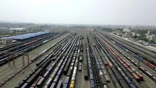 乌鲁木齐铁路局有几个车辆段工资待遇怎么样（乌西铁路）