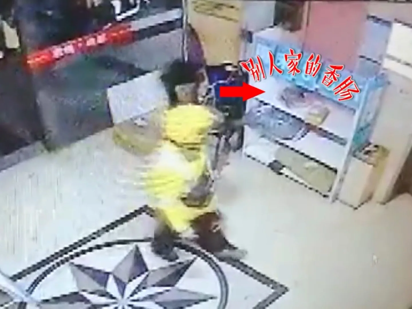 成都一外卖员霸气堵路2分钟网友却交口称赞他为何要这样做(成都地铁外卖小哥)9