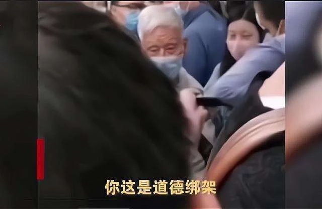 上海地铁老人怒斥男子不让座网友对此事评论为何两极化（上海地铁站世界在惩罚不改变的人）2