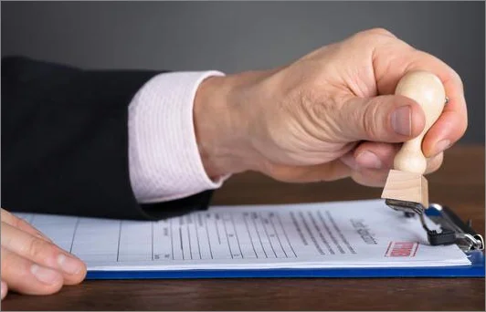 铁路院校学生可以考律师资格证吗（律师铁路证）