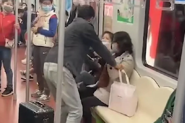 上海一地铁内两女子为争座位互殴为了一个座位值得吗（上海地铁争座位撕衣服）6