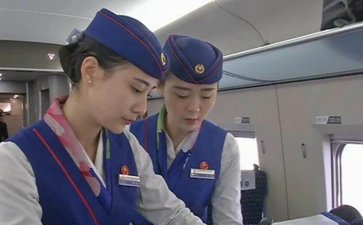 怎么应聘高铁乘务员（高铁乘务员在哪里招聘）