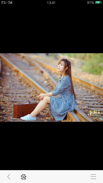 一个人在黄昏的铁路上行走的照片(黄昏的铁路)2