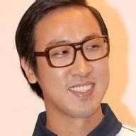 上海地铁男吐痰还骂人的事件眼镜男脾气暴躁骂人但是语无伦次口齿不清有网友说那个男的手冲打多了为（上海地铁眼镜男）